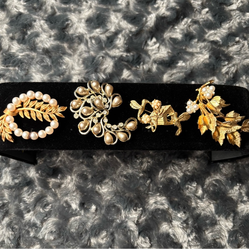 Lot of assorted brooches